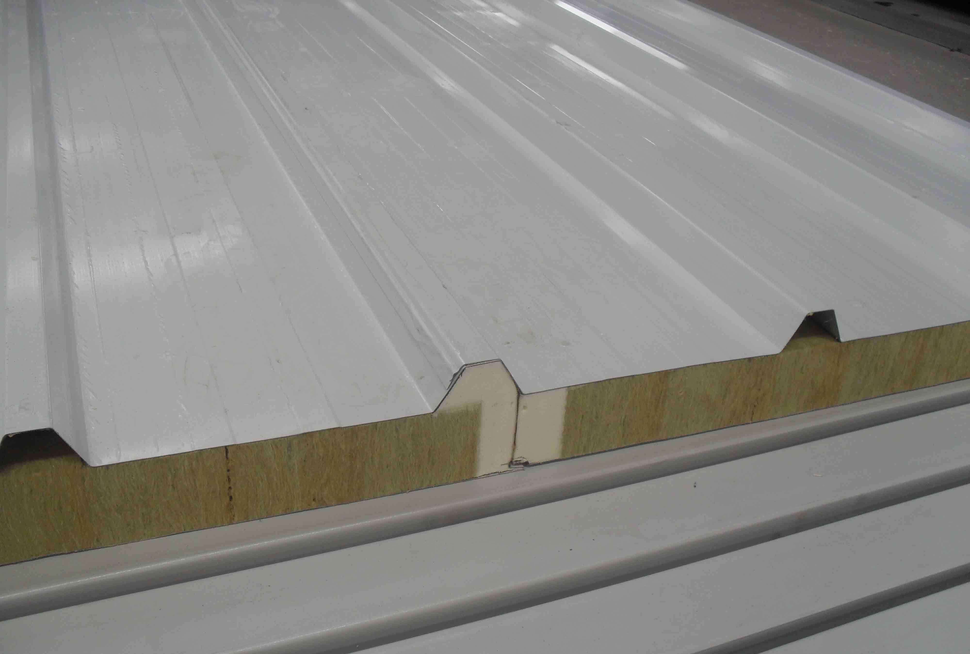 山西鋼結構巖棉夾芯板屋面的施工注意事項