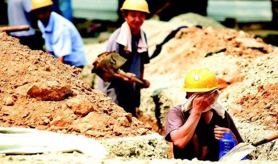 關(guān)注,高溫下的鋼結(jié)構(gòu)施工工人